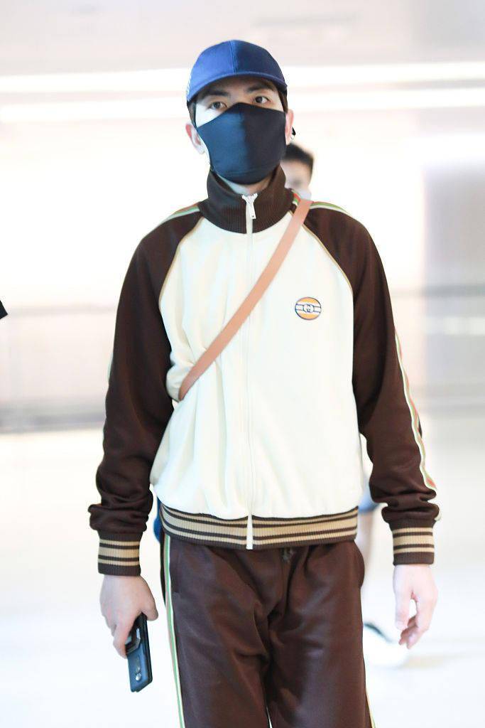 连体|萧敬腾穿Gucci运动套装高帮小白鞋 时尚利落