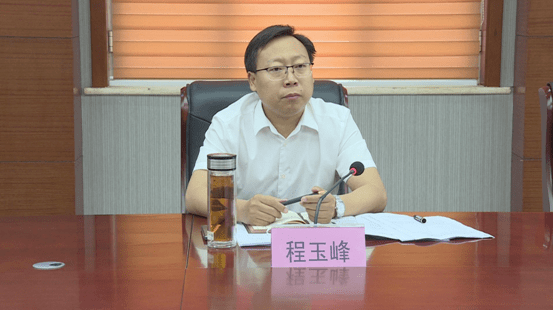 会上,程玉峰分别听取了与会各企业的发展情况以及经营中存在的困难.