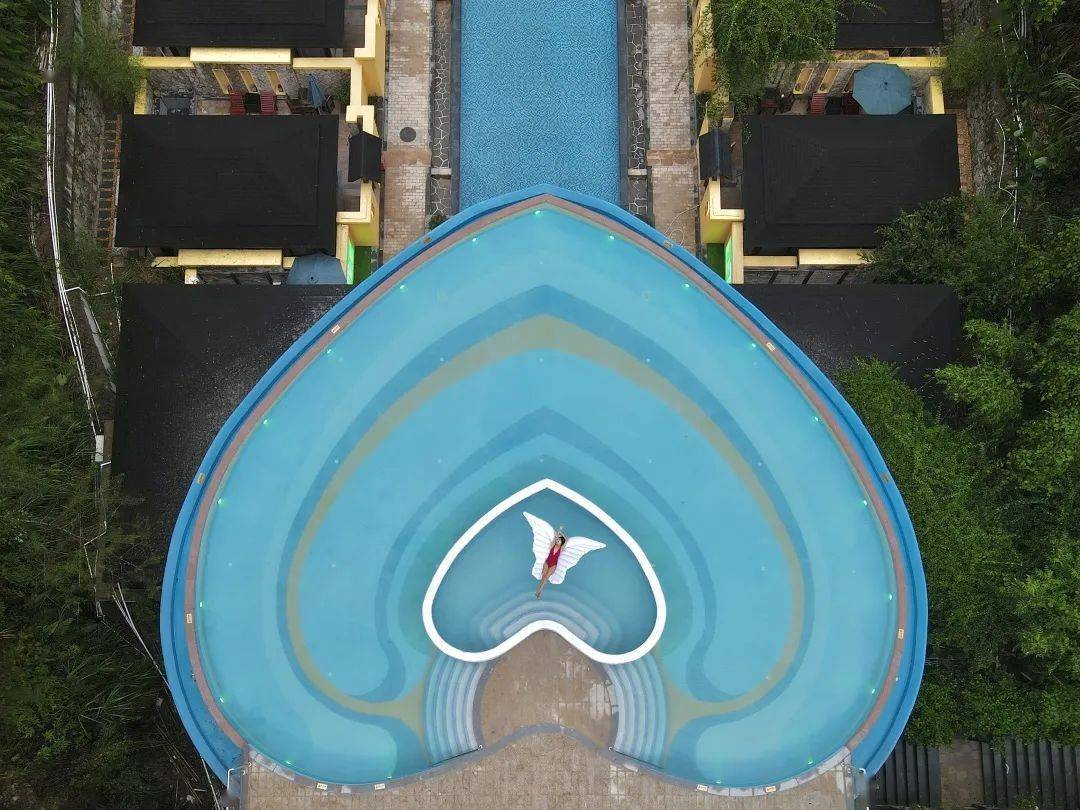 全球首座悬空心型泳池居然藏在这片深山