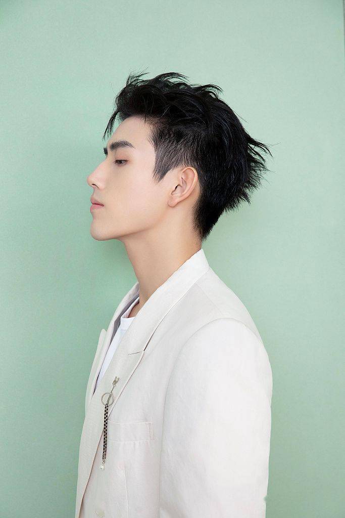 陈飞宇清新风写真尽显少年清朗俊逸 米白色西装少年感十足