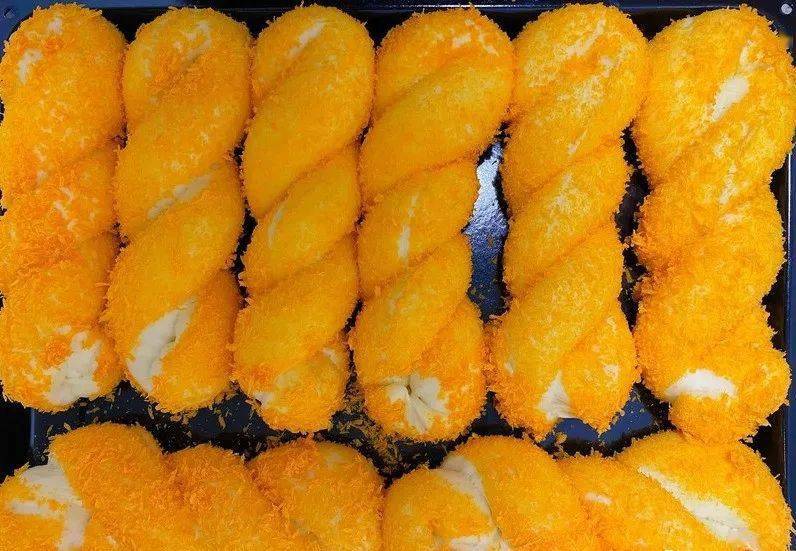 炸爆,炸的时候翻翻面,炸翻金黄即可,17,刚出锅的麻花吃的时候要小心