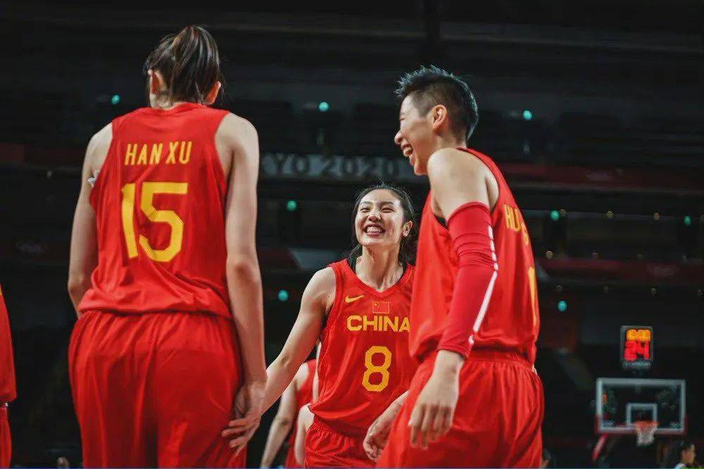 姚明终于笑了._中国女篮