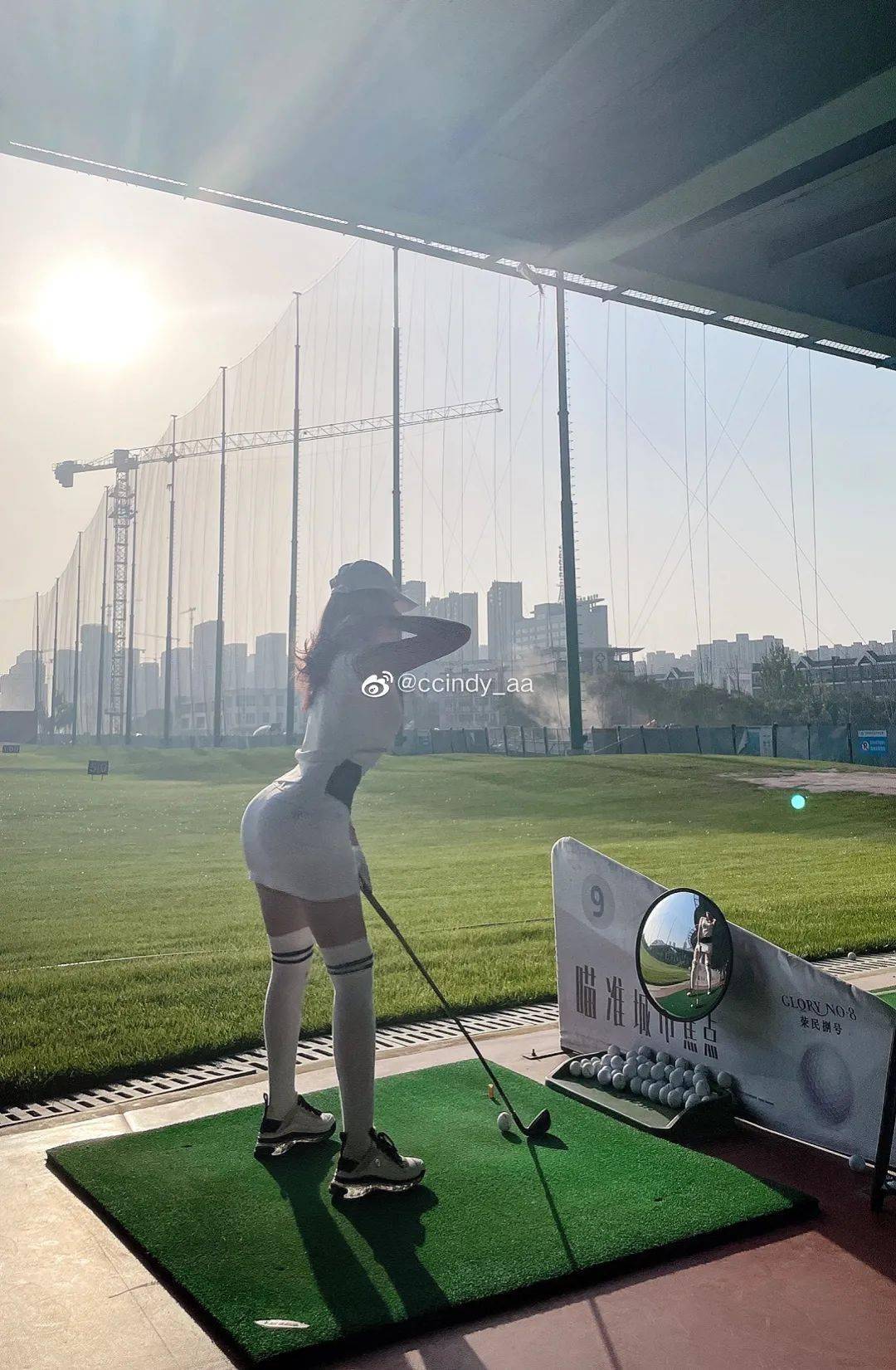 事业线,蚂蚁腰,蜜桃臀三连击!这一跪真让人吃不消