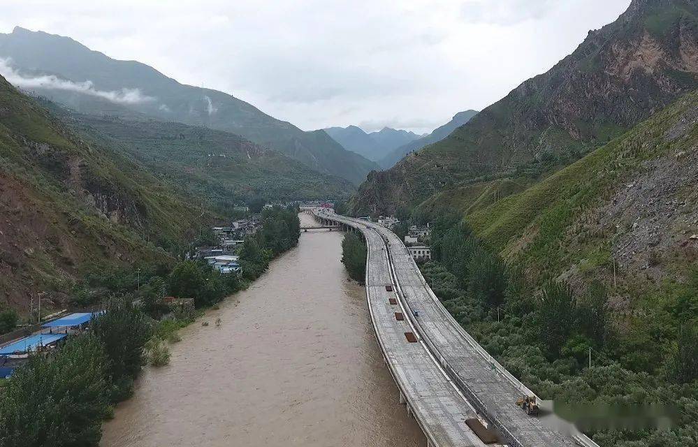 武九高速稻畦子白龙江特大桥箱梁架设顺利完成