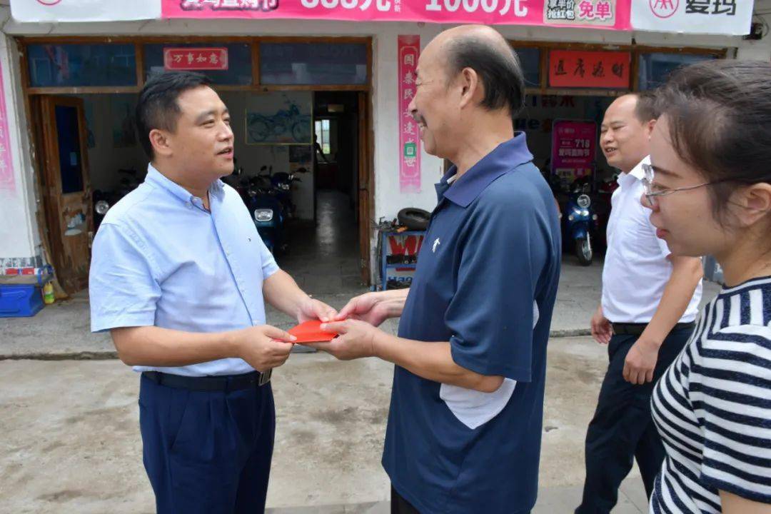 在八一建军节即将到来之际,7月29日,县委副书记倪美创来到紫溪乡,走访