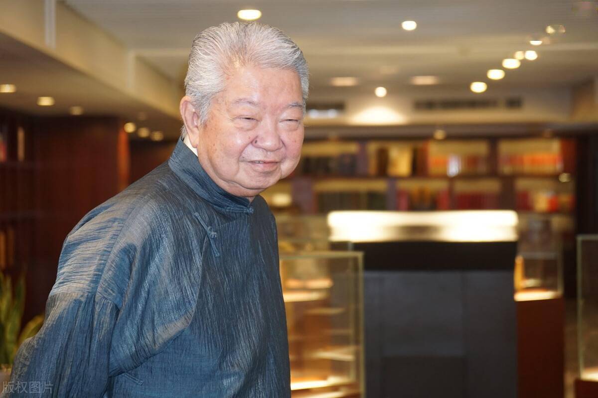 脸上的皱纹是每一种人生的经历,蔡澜坦然面对衰老