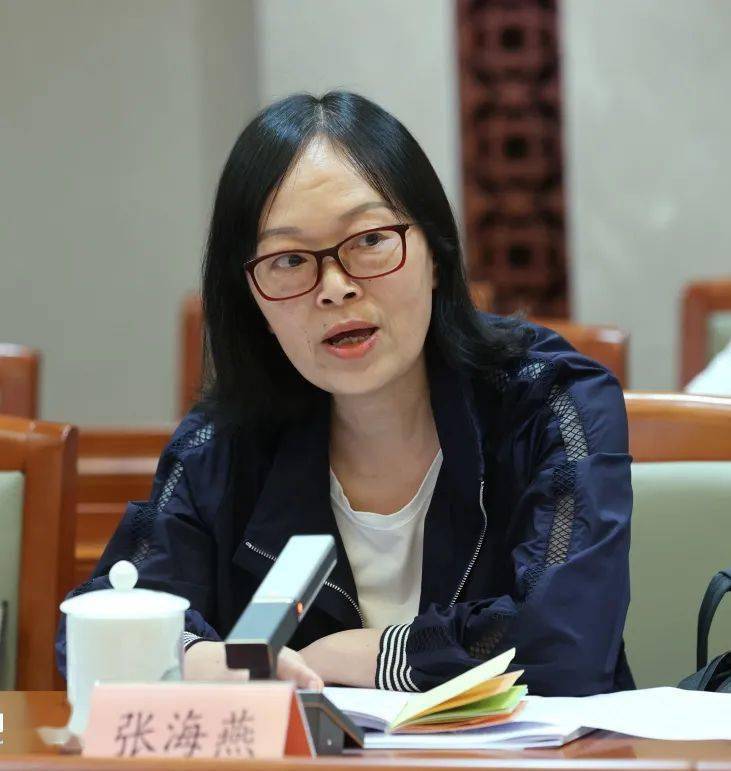 张海燕■省人大代表■昭通市中级人民法院刑事审判第一庭庭长●在工作