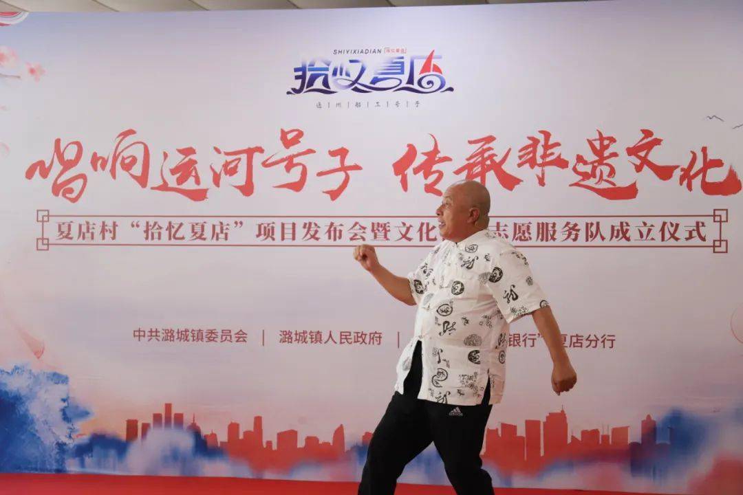 随后"通州船工运河号子"文化传承人赵义强现场演示了运河号子的动作