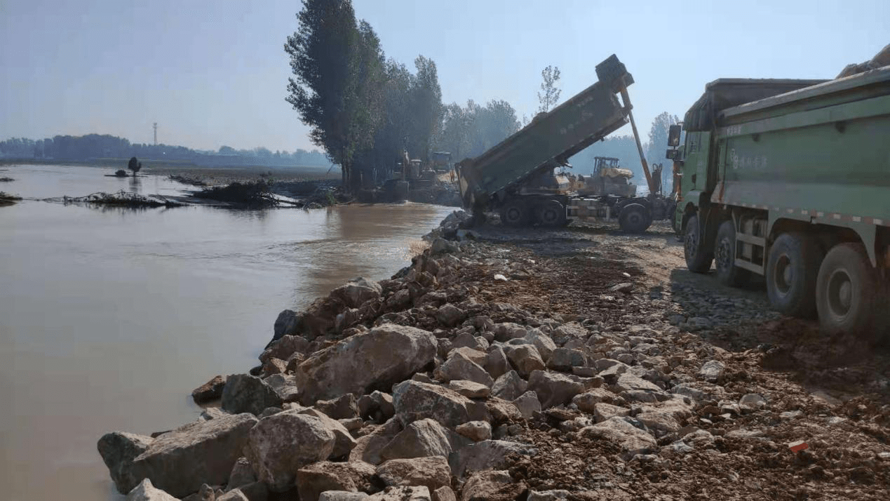 直击卫河决堤浚县9万人转移村民家中3米多长吧台被掀翻脸盆粗树木投入