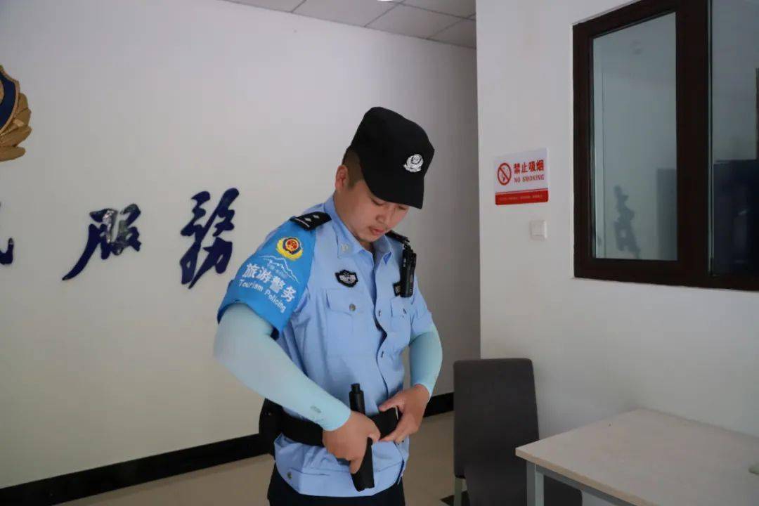 景中有警长白山北景区执勤民警的一天