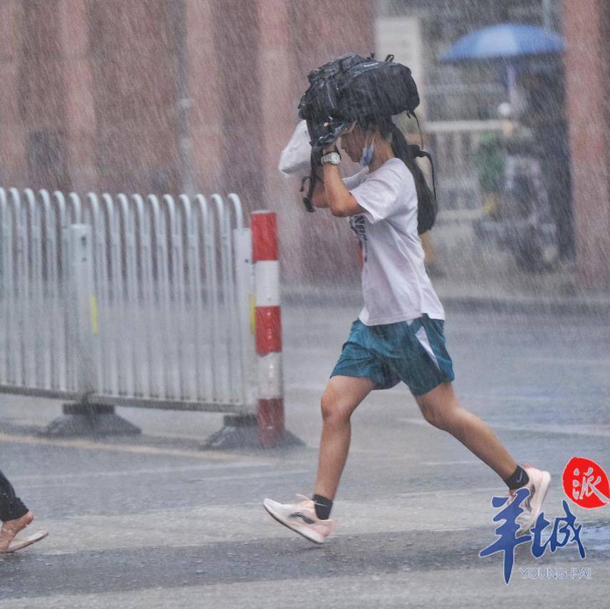 「图集」广州街坊快躲雨!气象灾害Ⅲ级应急响应启动