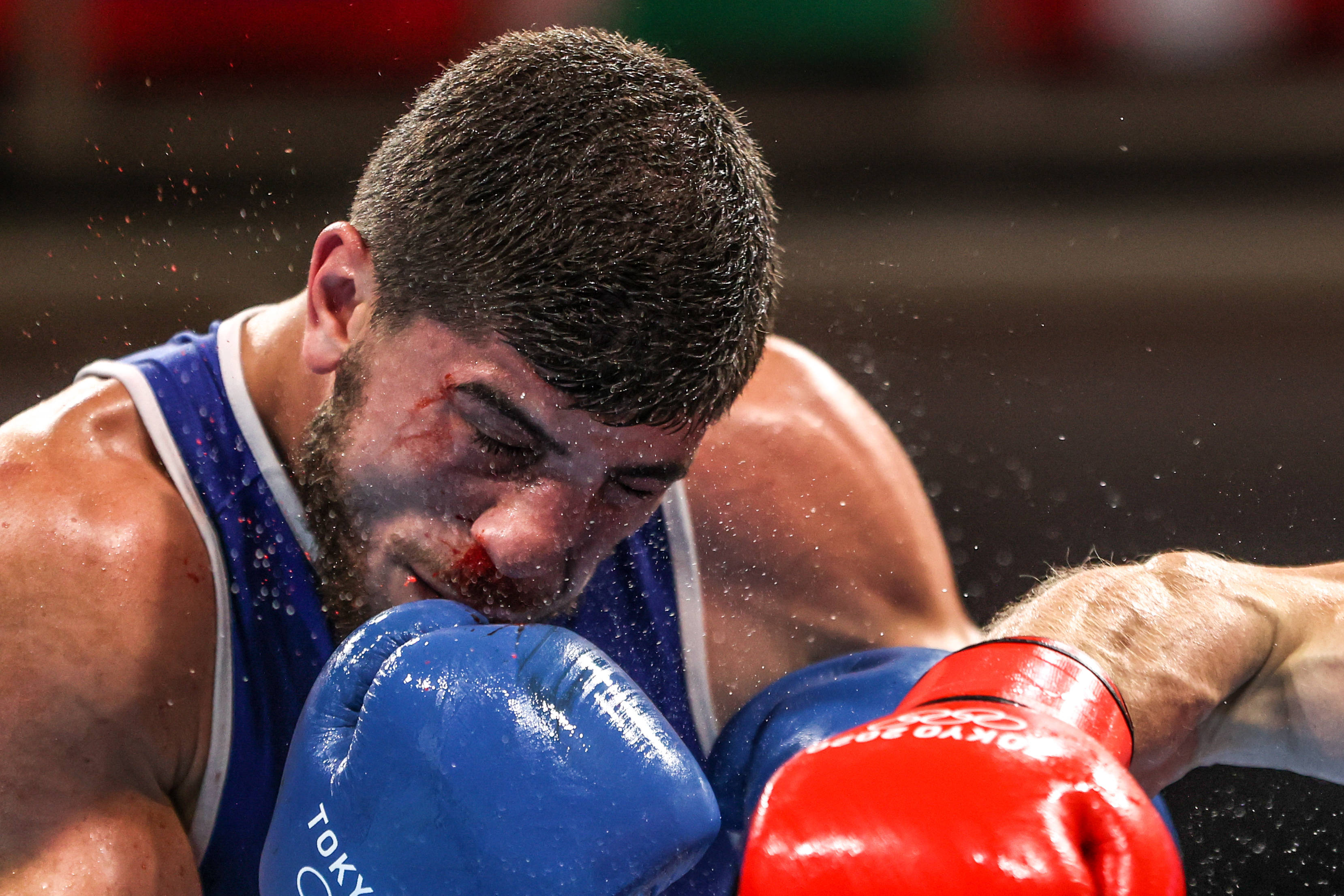 拳击项目男子75-81公斤级四分之一决赛中,俄罗斯运动员哈塔耶夫以ko