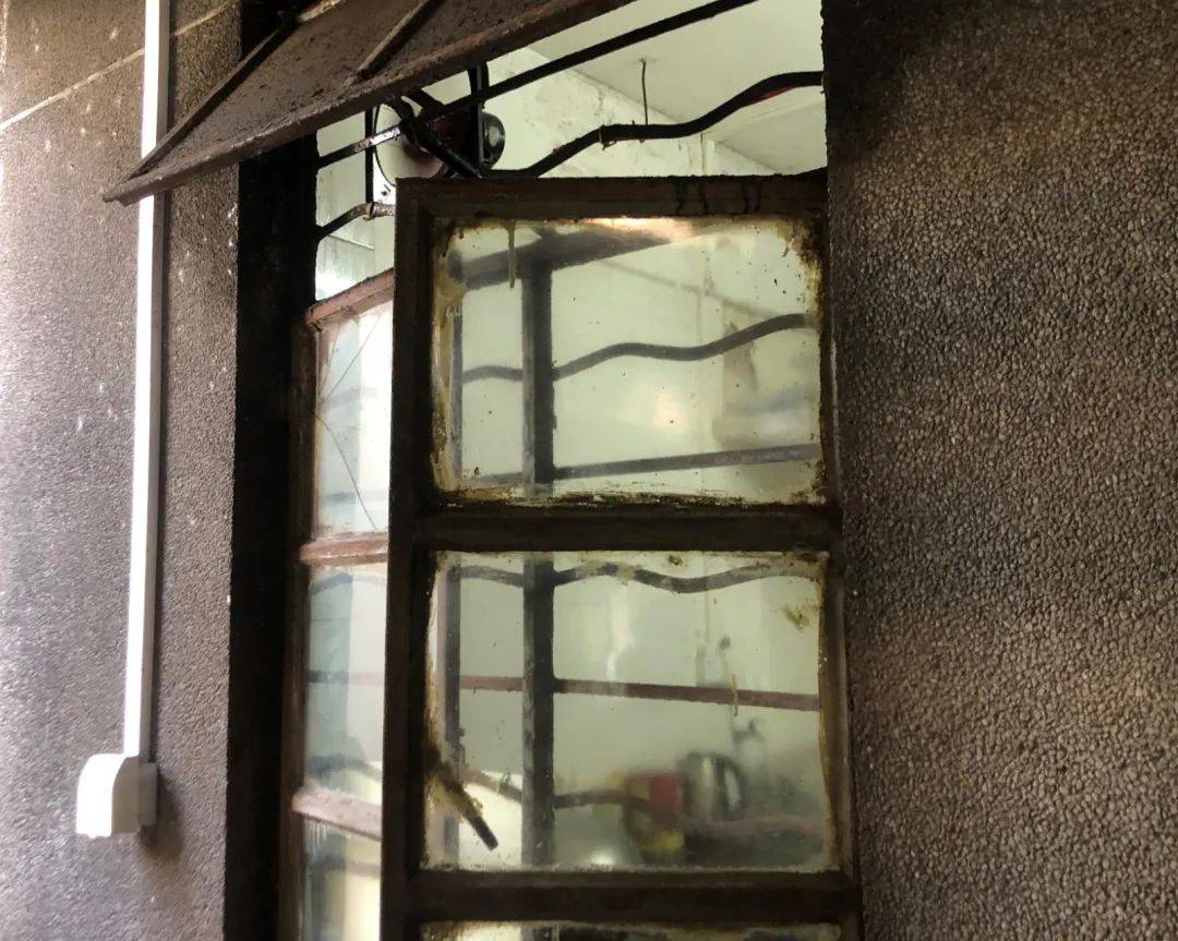 老旧窗户更换前锈迹斑斑存在掉落风险.