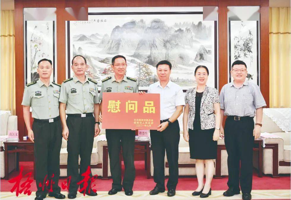 7月28日,在八一建军节即将到来之际,市委书记蒋连生,市长钟畅姿率队到