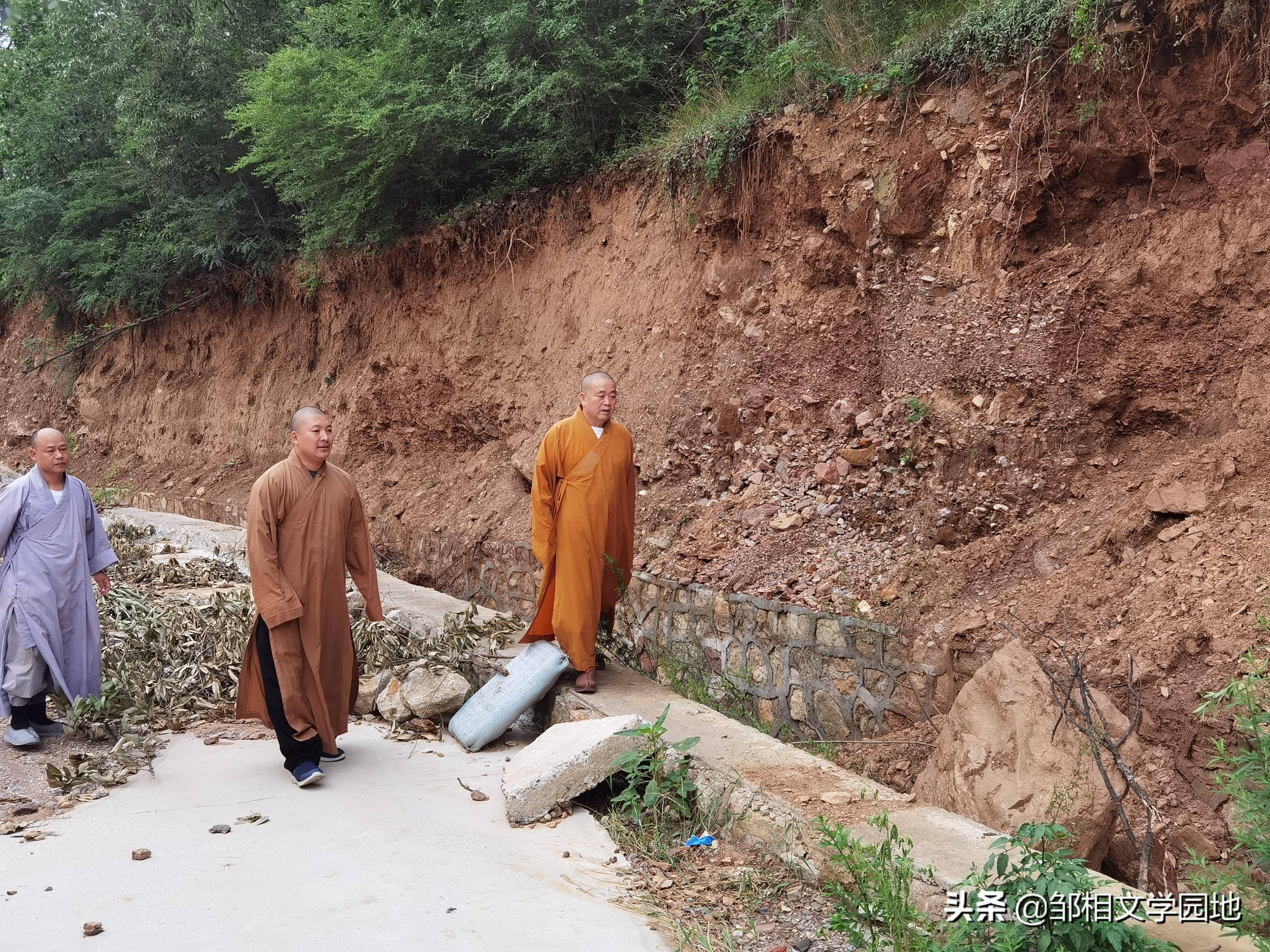 少林寺方丈释永信大和尚一行,到少林寺下院—登封水峪寺察看灾情