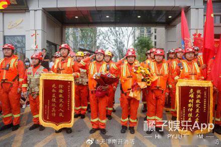 八卦爆料|他追他逃？河南暴雨过后民众送物资答谢消防员，这热情比火还盛