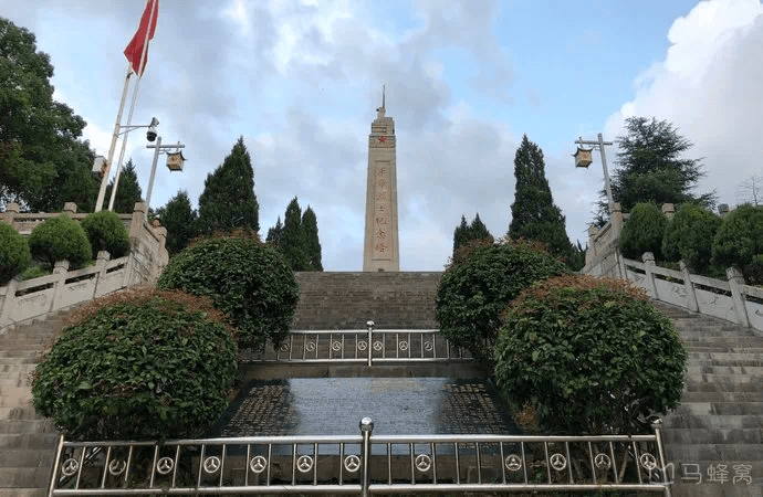 张家界烈士陵园位于张家界市城区迎宾路旁回龙观.