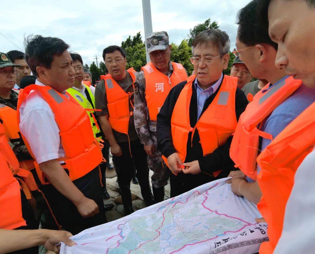 河南省军地领导一线指挥抗洪抢险