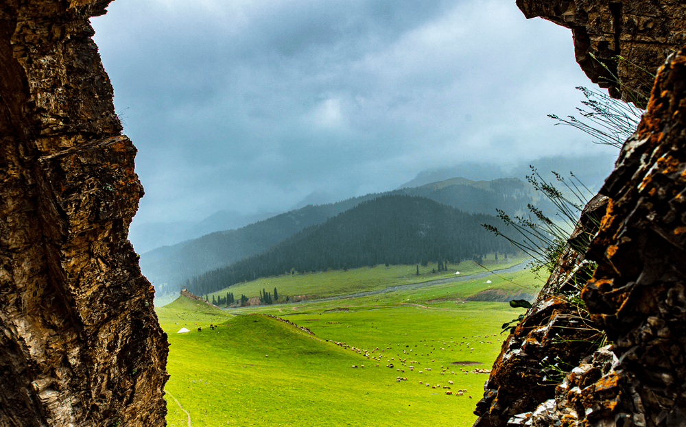 新疆木垒来石人子沟欣赏草原风光