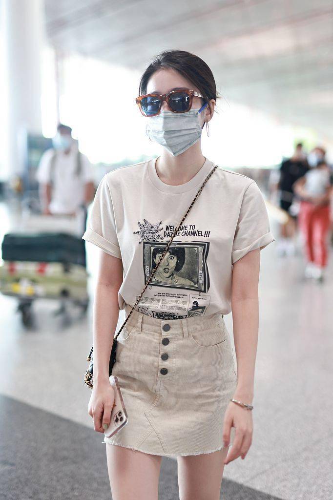 Chanel|张雪迎穿印花短袖T恤米色短裤 挎小水桶包带来夏日甜美