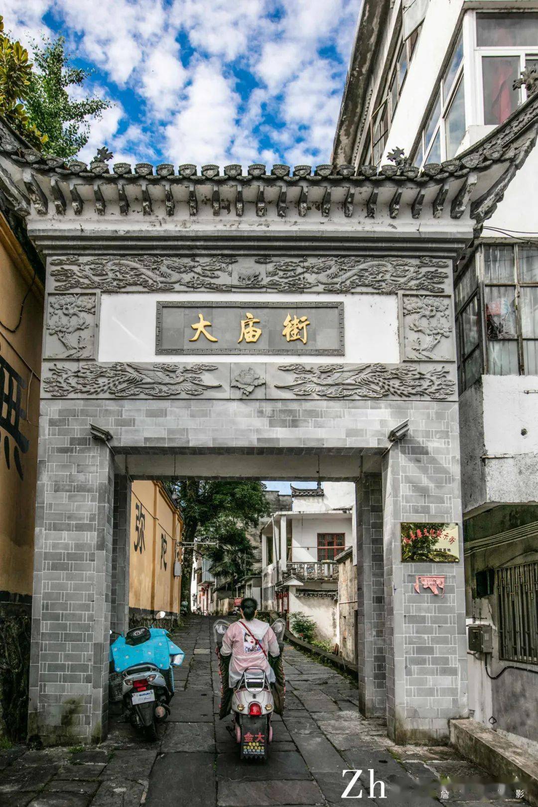 大庙街你会忆起朱熹和"虹井"的缘分走进婺源县城老街都有着浪漫而又