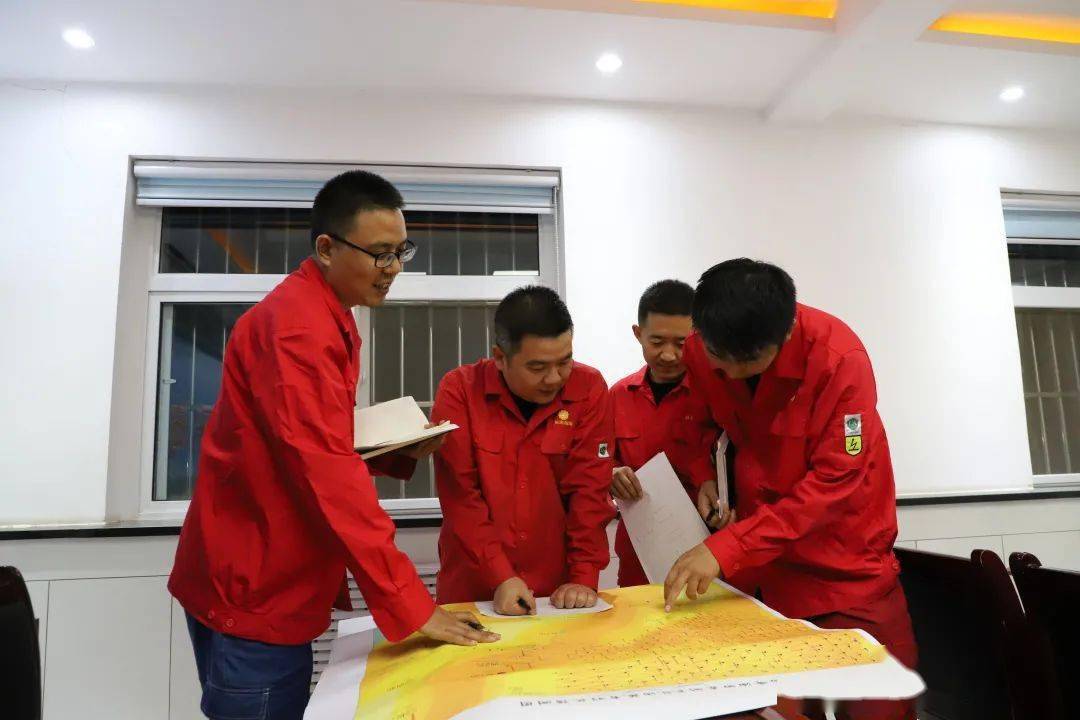 凌晨24:00,生产技术室主任胡明义,集输工艺岗余瑞卿,动态监测岗夏玉坤