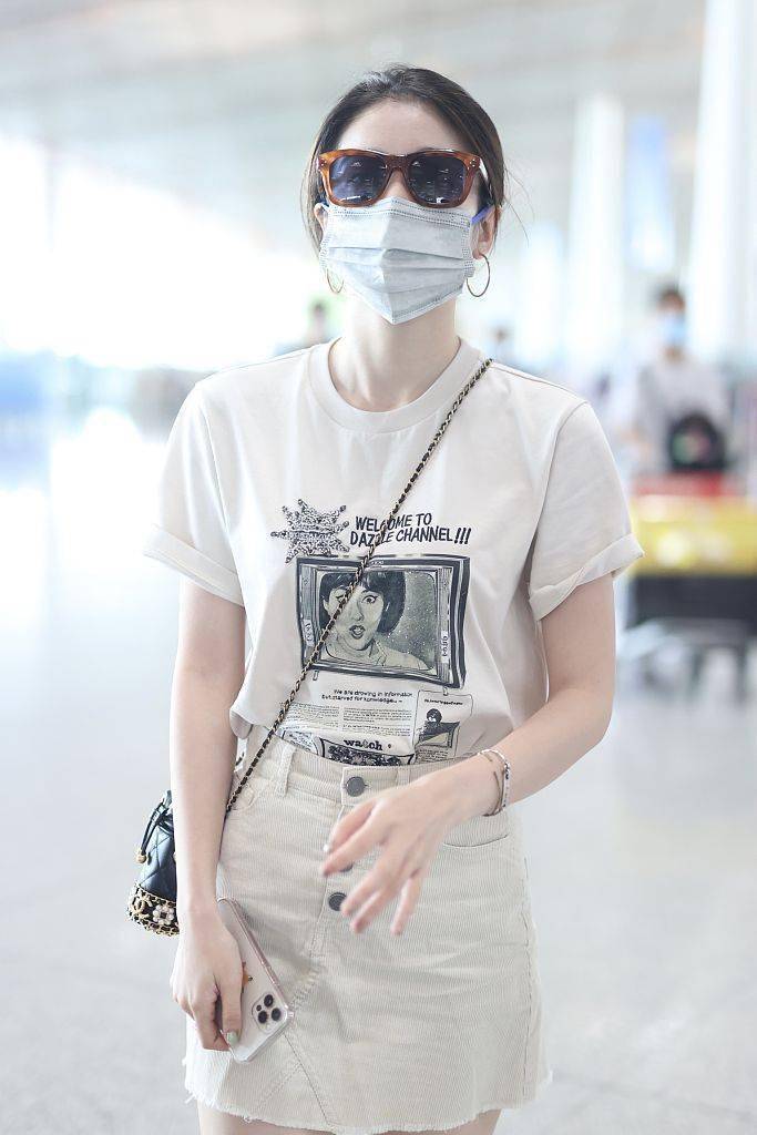 Chanel|张雪迎穿印花短袖T恤米色短裤 挎小水桶包带来夏日甜美