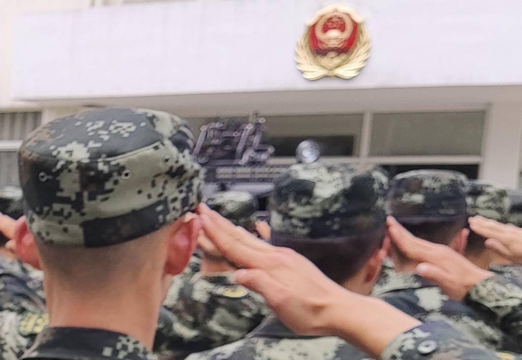 武警上海总队组织武警部队徽启用仪式