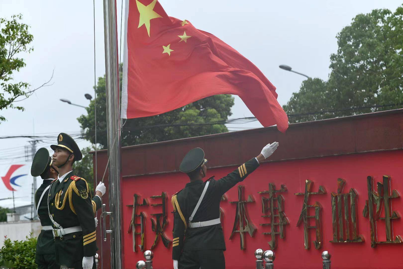 飘扬武警部队旗图片