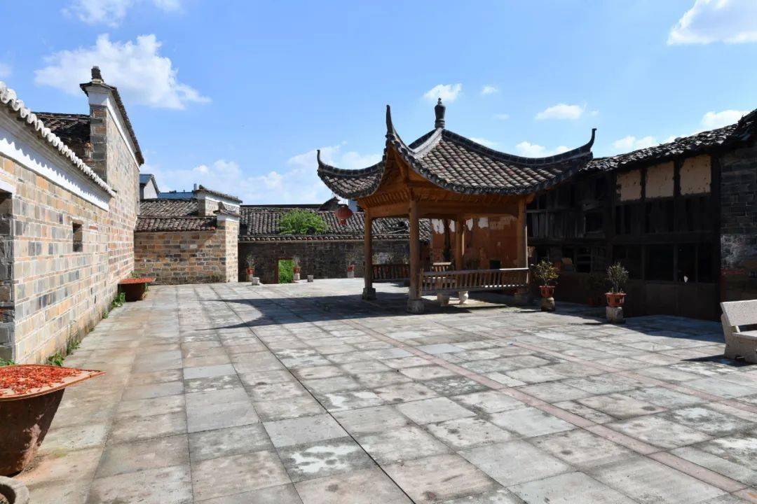 这个村,可以说是金溪风水最好的地方,如今._陈坊积乡