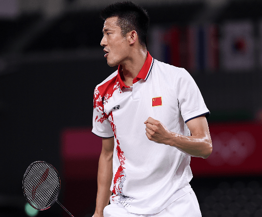 随着日本选手桃田贤斗的意外出局.能与谌龙势均力敌的就只有安赛龙了.