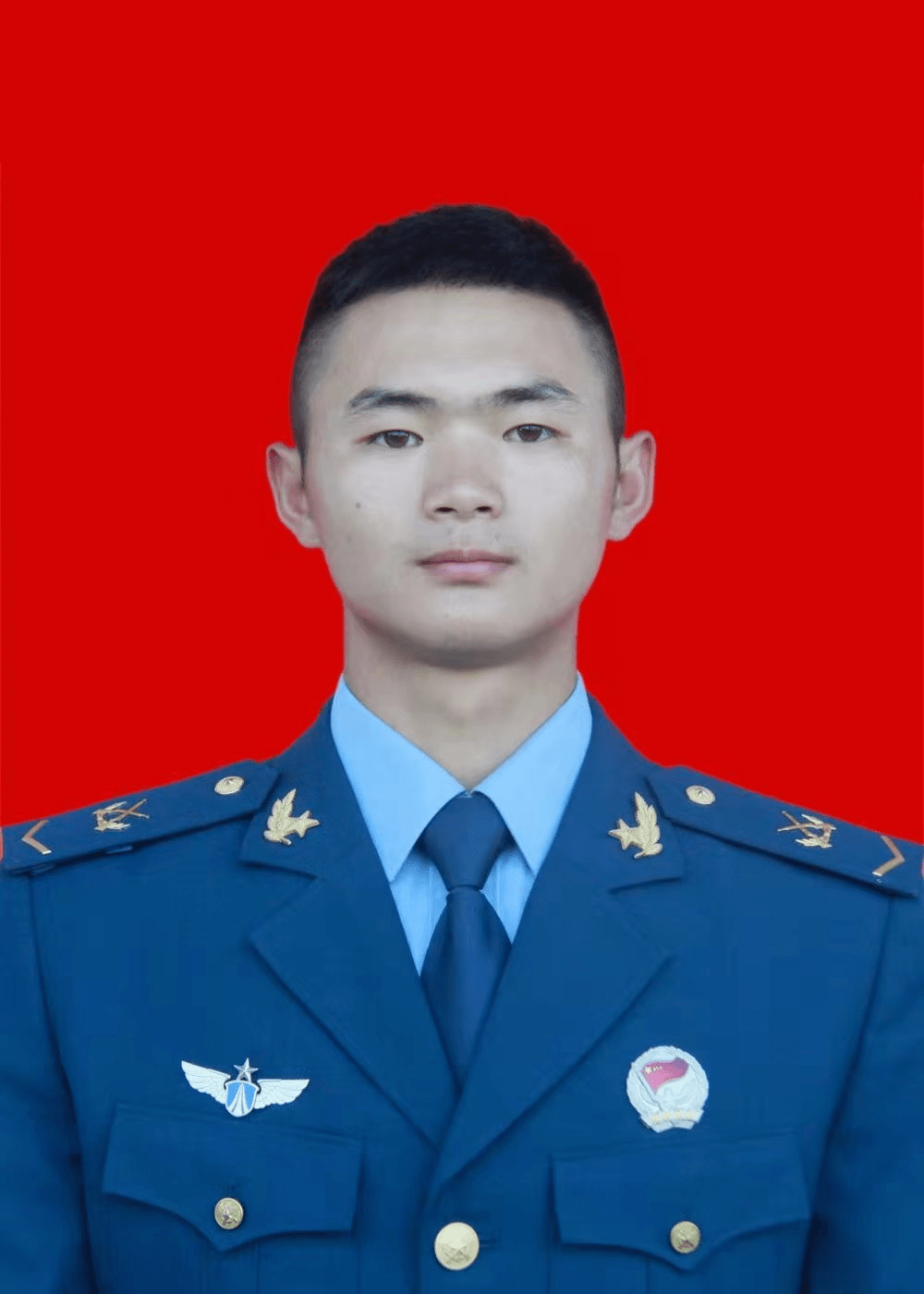 魏廷刚,男,汉族,2016年9月入伍,中共党员,空军某部班长,下士军衔