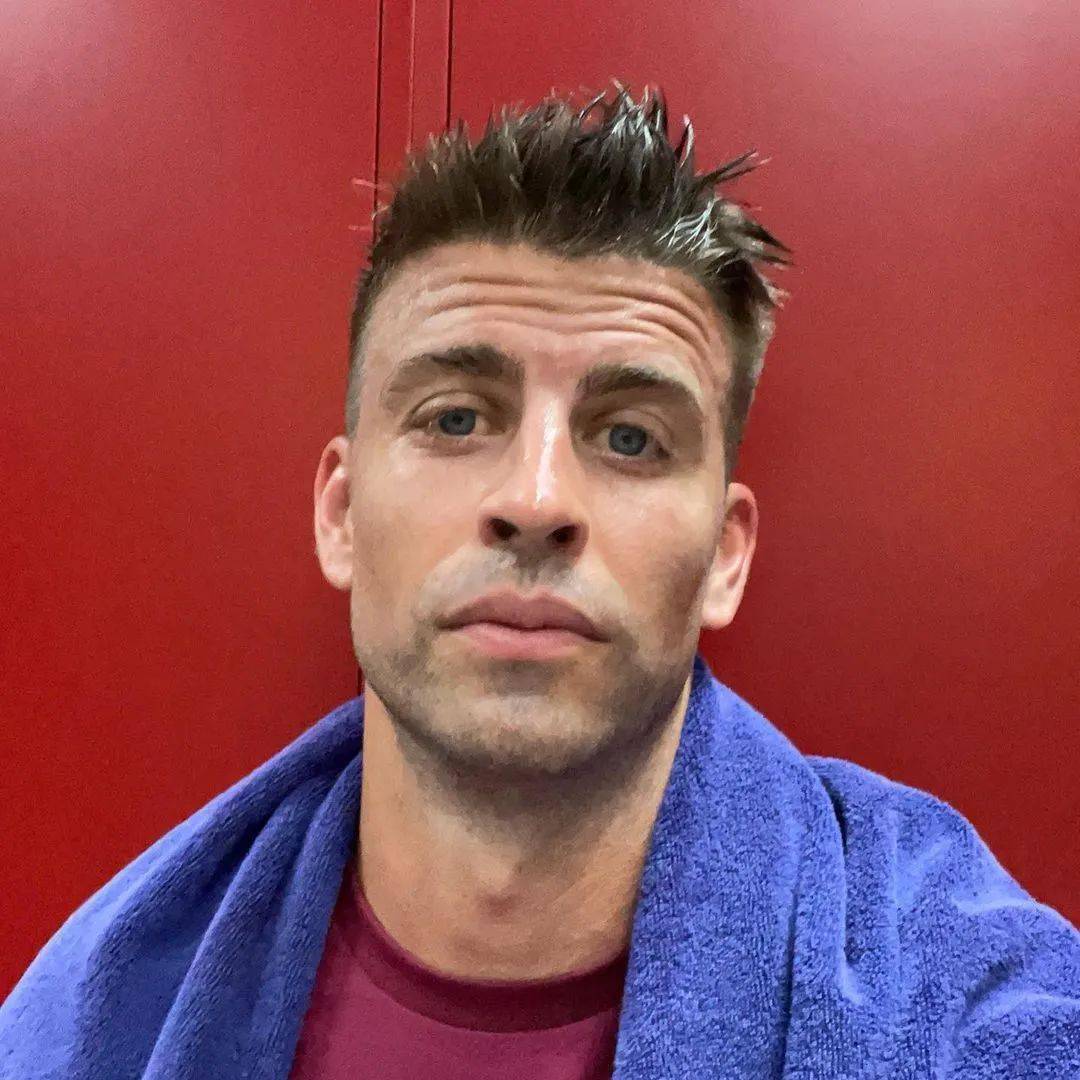 他中了自拍的毒,每天发好几张自拍…_杰拉德·皮克