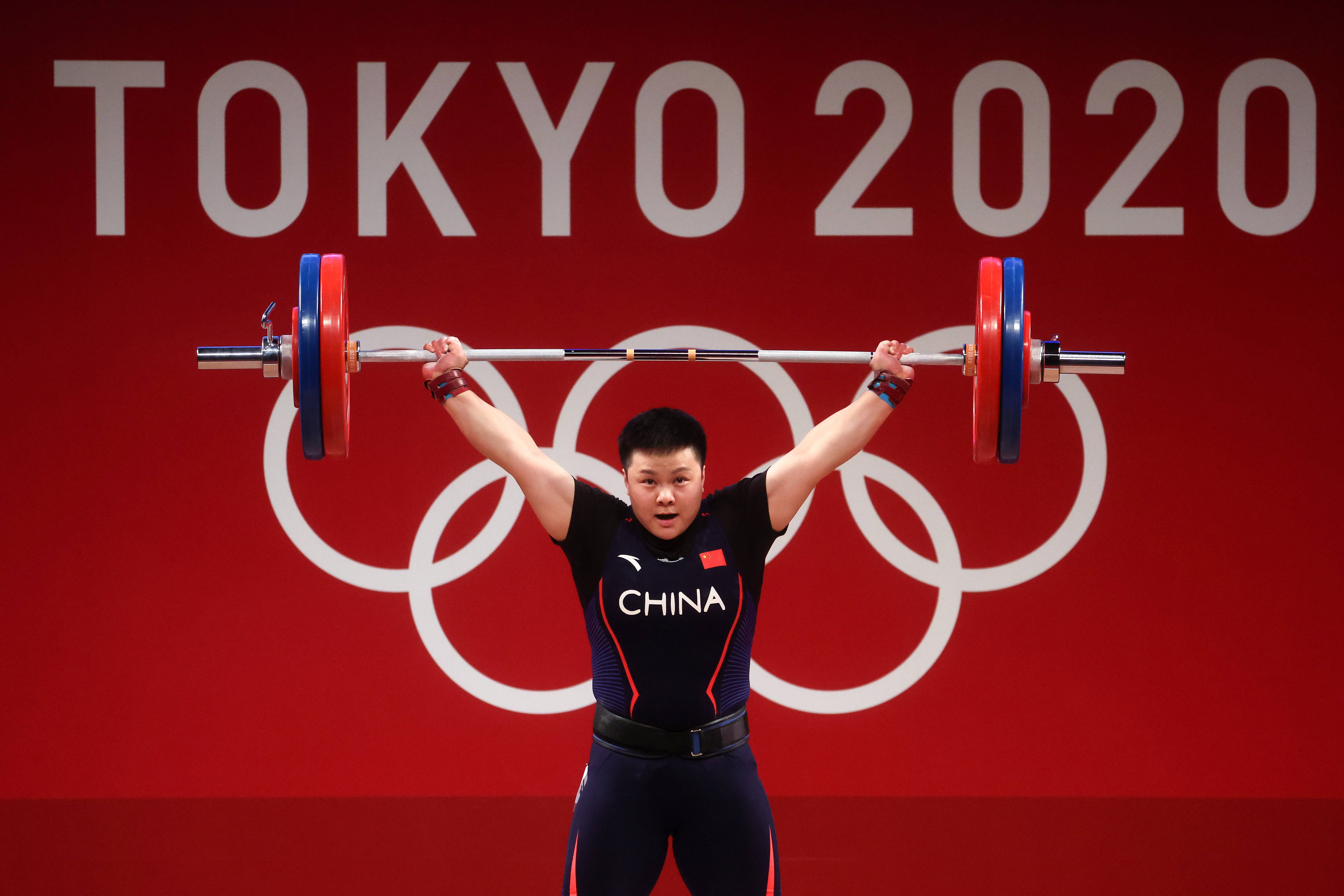 2日下午的东京奥运女子87公斤级举重决赛,汪周雨抓举120公斤,挺举150