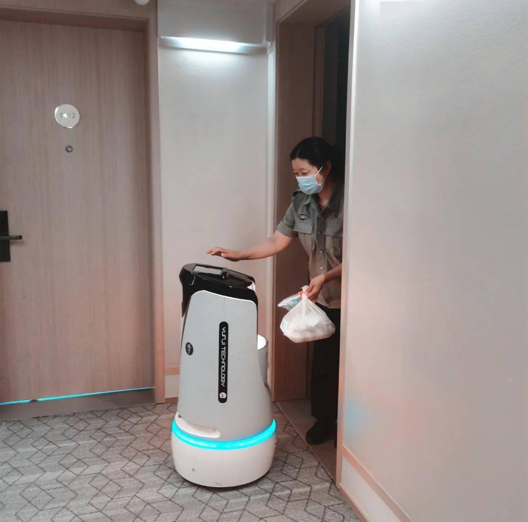 智能配送机器人现身石城酒店萌萌哒