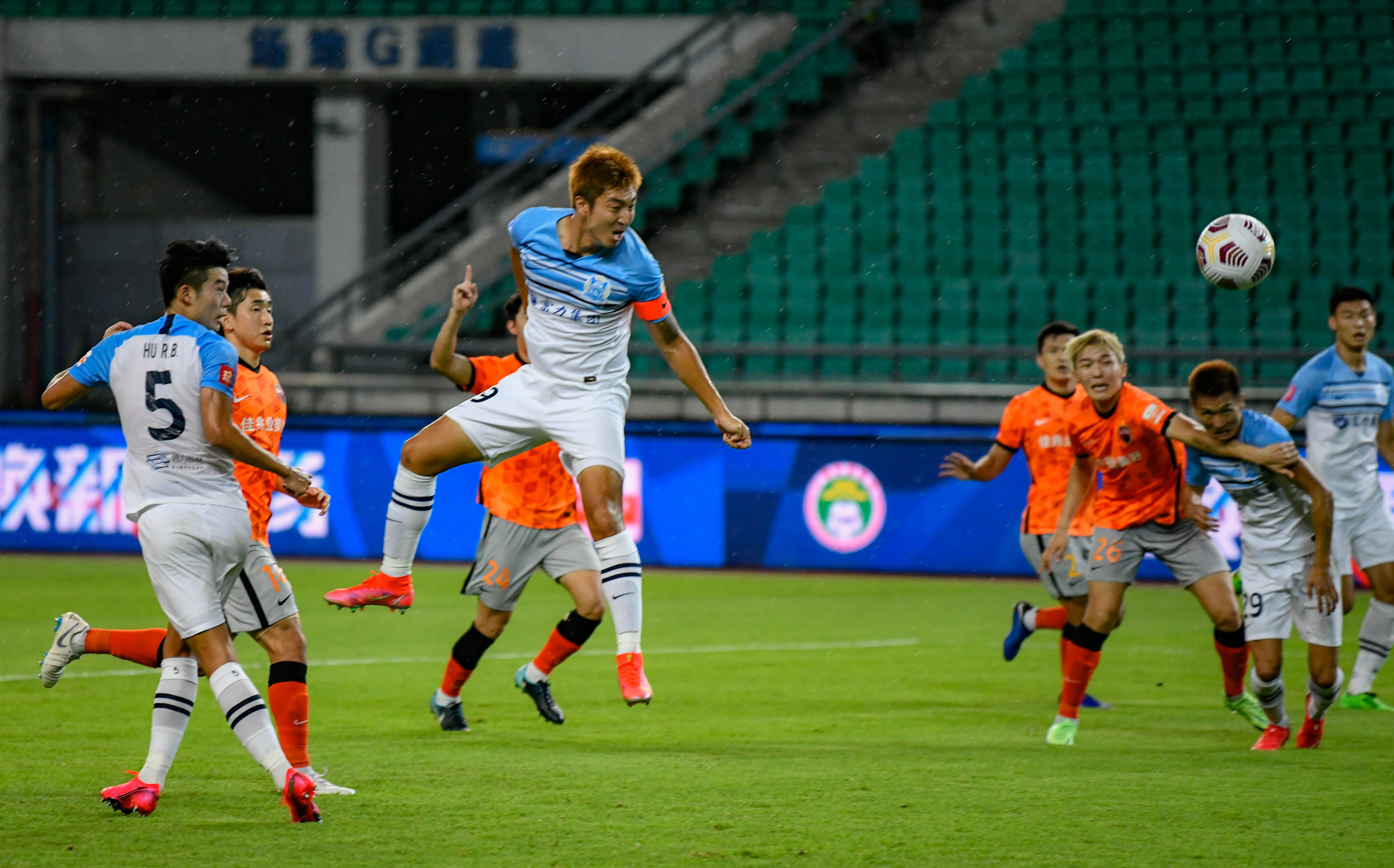 足球中超广州城队胜深圳队