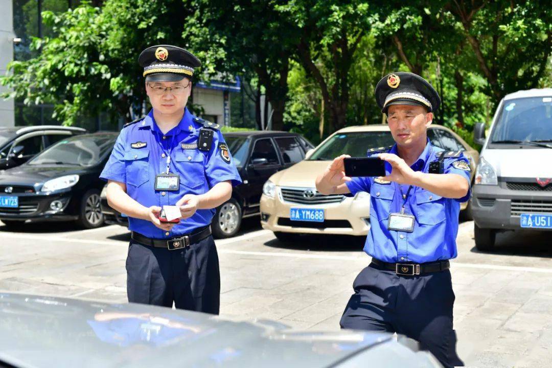 镜头人物|杨维 记录地点|南川区南园路人民医院路段 摄影|罗建