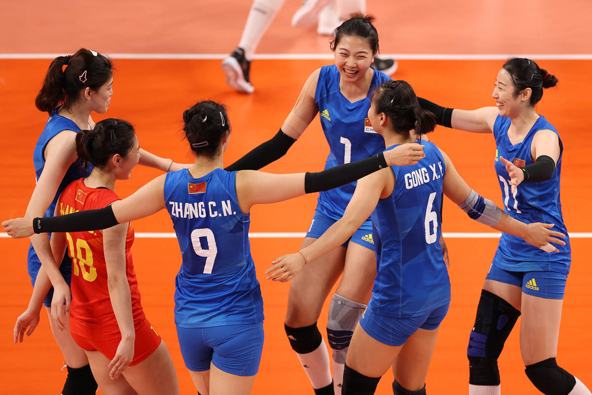 女排队员们在赢球后庆祝胜利.
