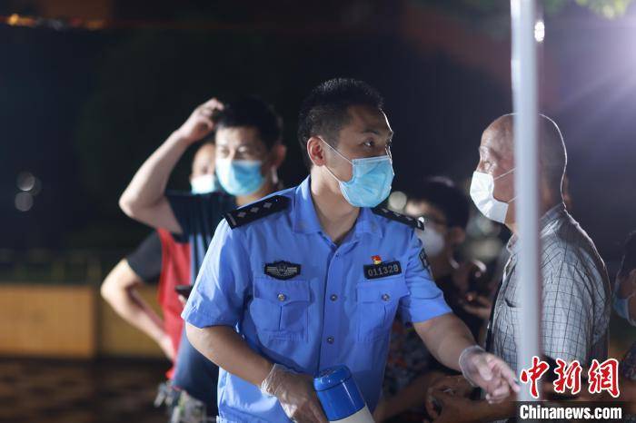 上海心圆西苑小区列为中风险地区:暴雨中,民警撑起检测点帐篷
