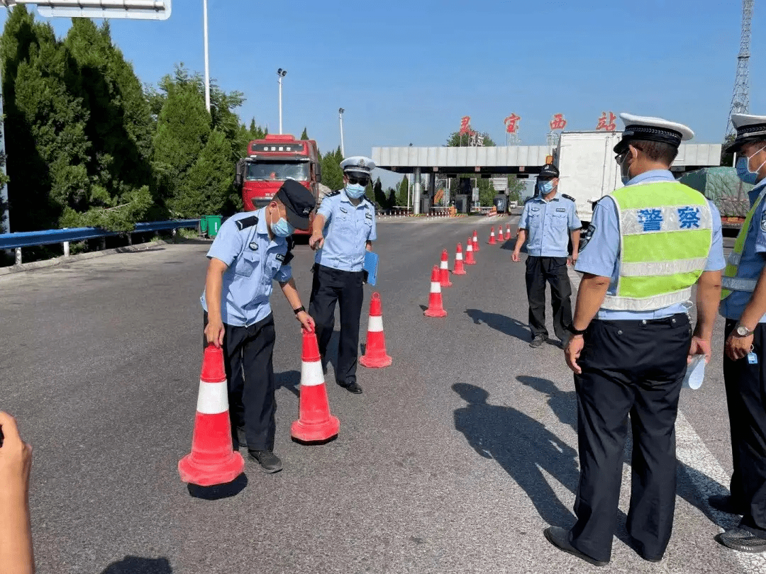 抗击疫情职责在肩交警坚守一线守护平安