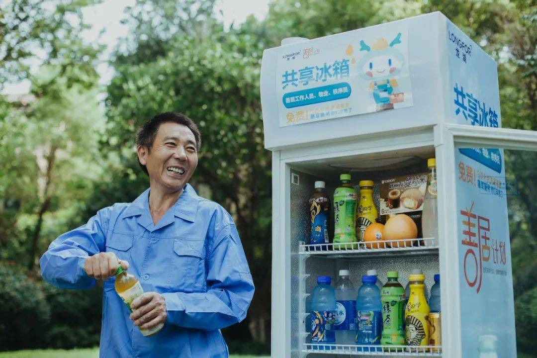 共享冰箱2020年秋天,上海滟澜山,好望山等多个社区的归家通道上有了