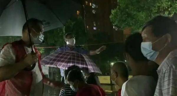 居民|浦东连夜核酸检测遇暴雨，这一幕太暖