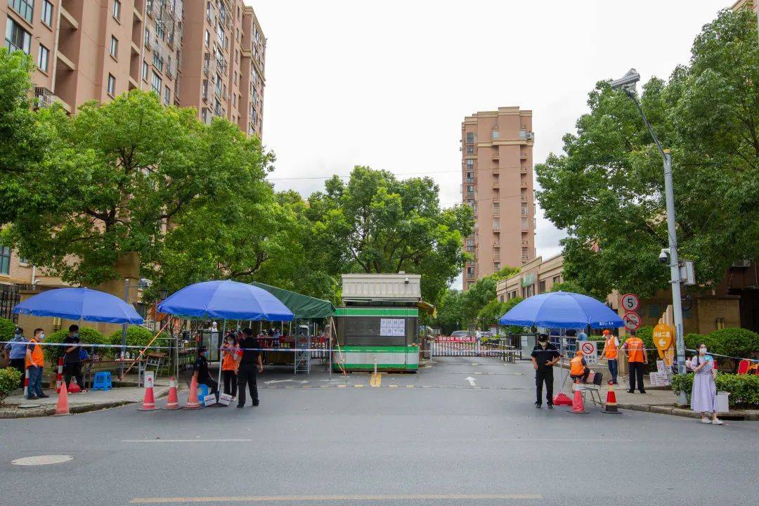 心圆西苑小区被列为中风险地区,小布直击封闭管理现场!