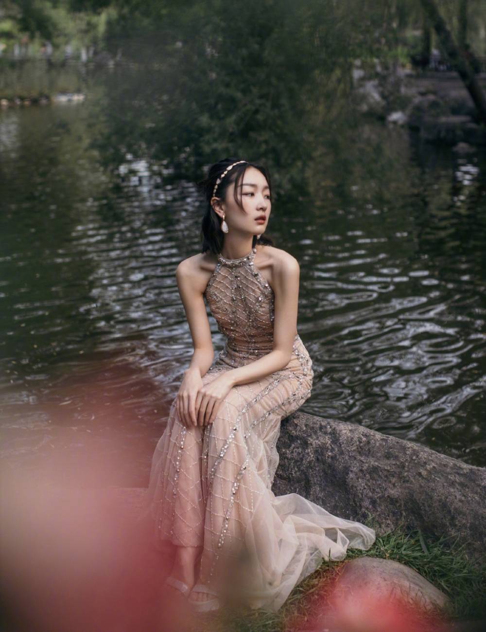 周冬雨|上游时尚|周冬雨水晶亮钻点缀裙身，穿一身精致优雅格调