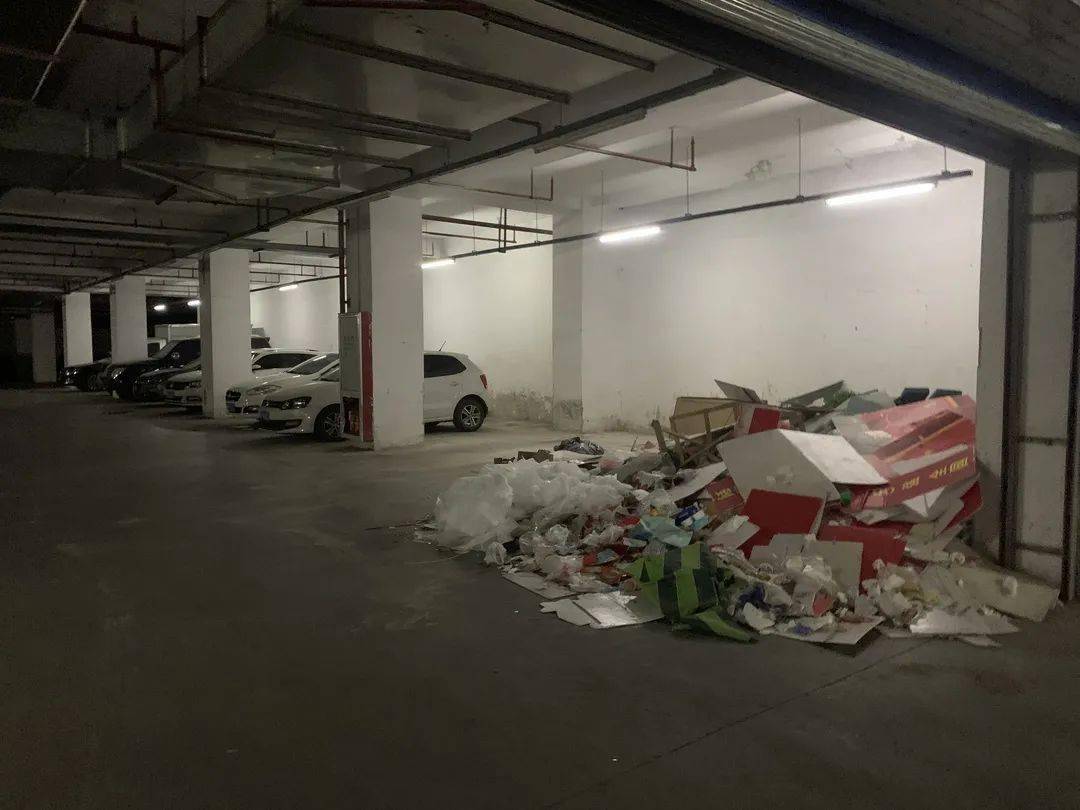 第一处:整个地下停车场有3处体量较大的垃圾堆放处,以建筑,废弃家具