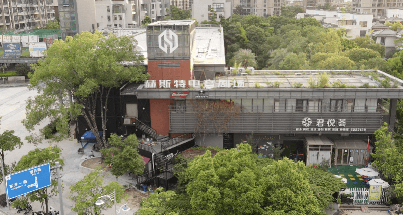 向本报报料称,该小区旁边开设了一家名为"host赫斯特电音剧场"的酒吧