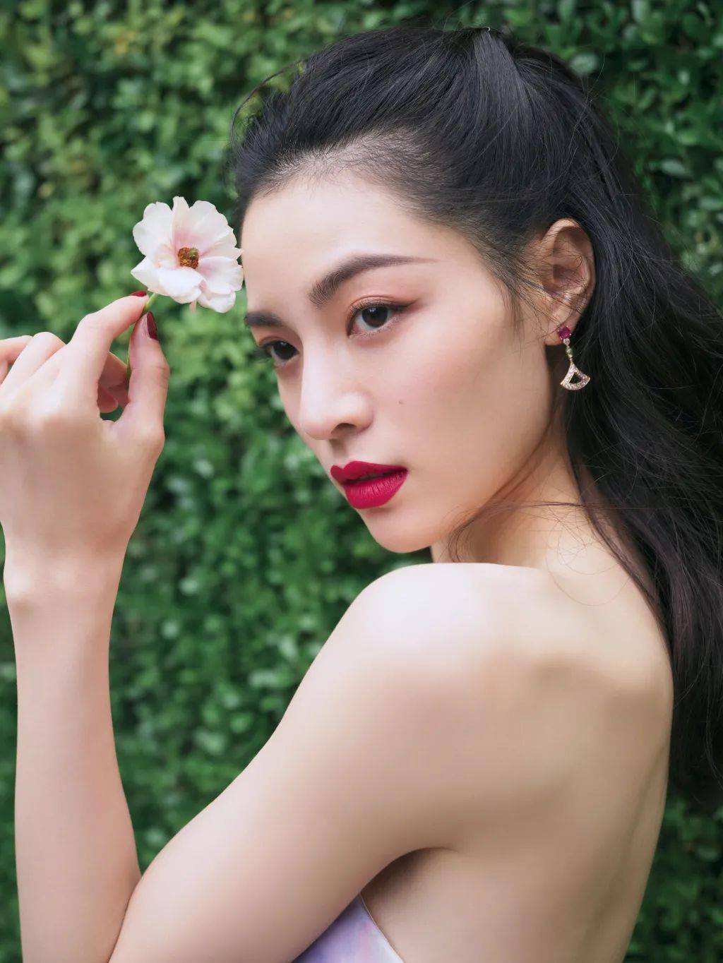 发型|别让大脸拉低你的颜值！get这4个技巧，时髦翻倍还显脸小！