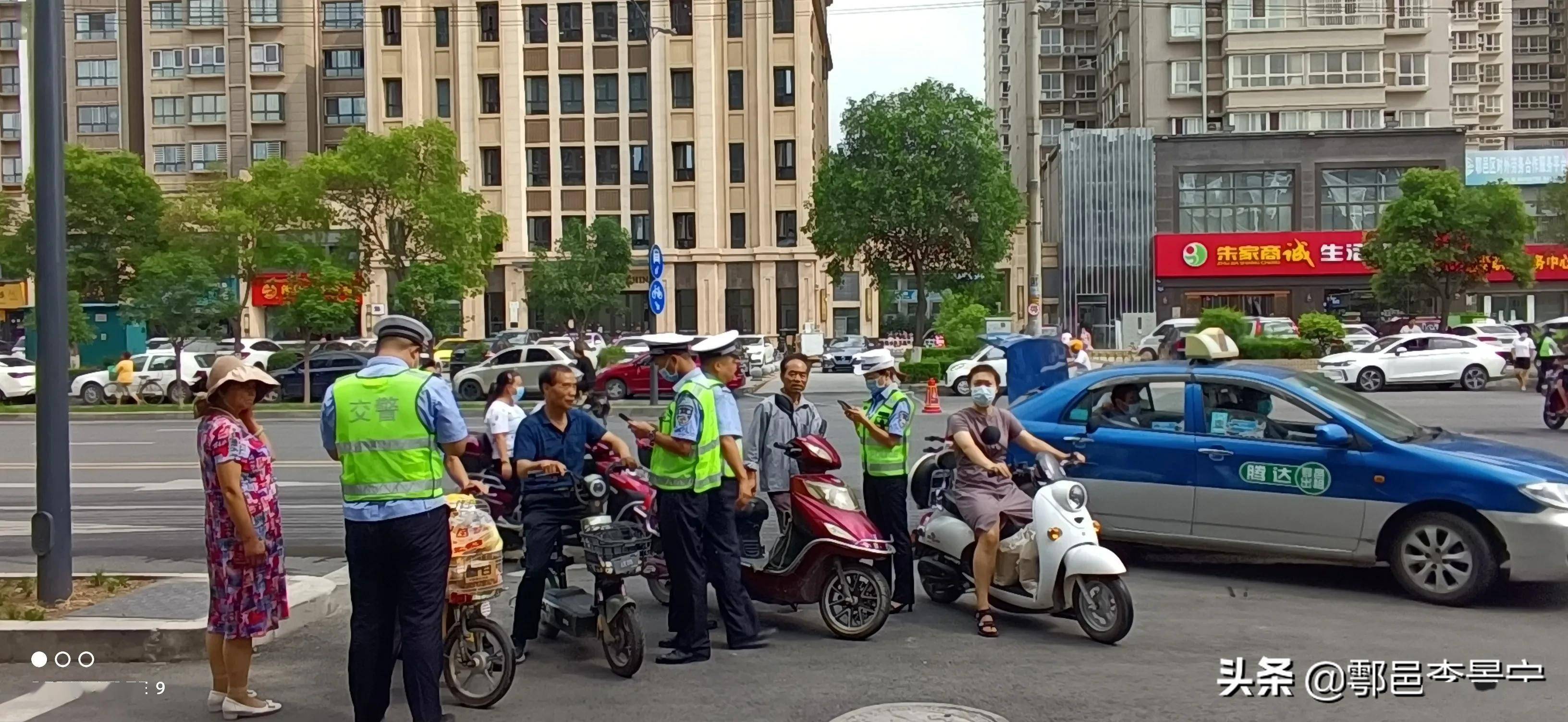 西安公安鄠邑分局交警大队开展摩托车电动车交通违法行为整治行动