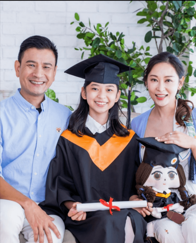 "后母"杨卓娜晒一家五口照!与老公两个女儿相处融洽!