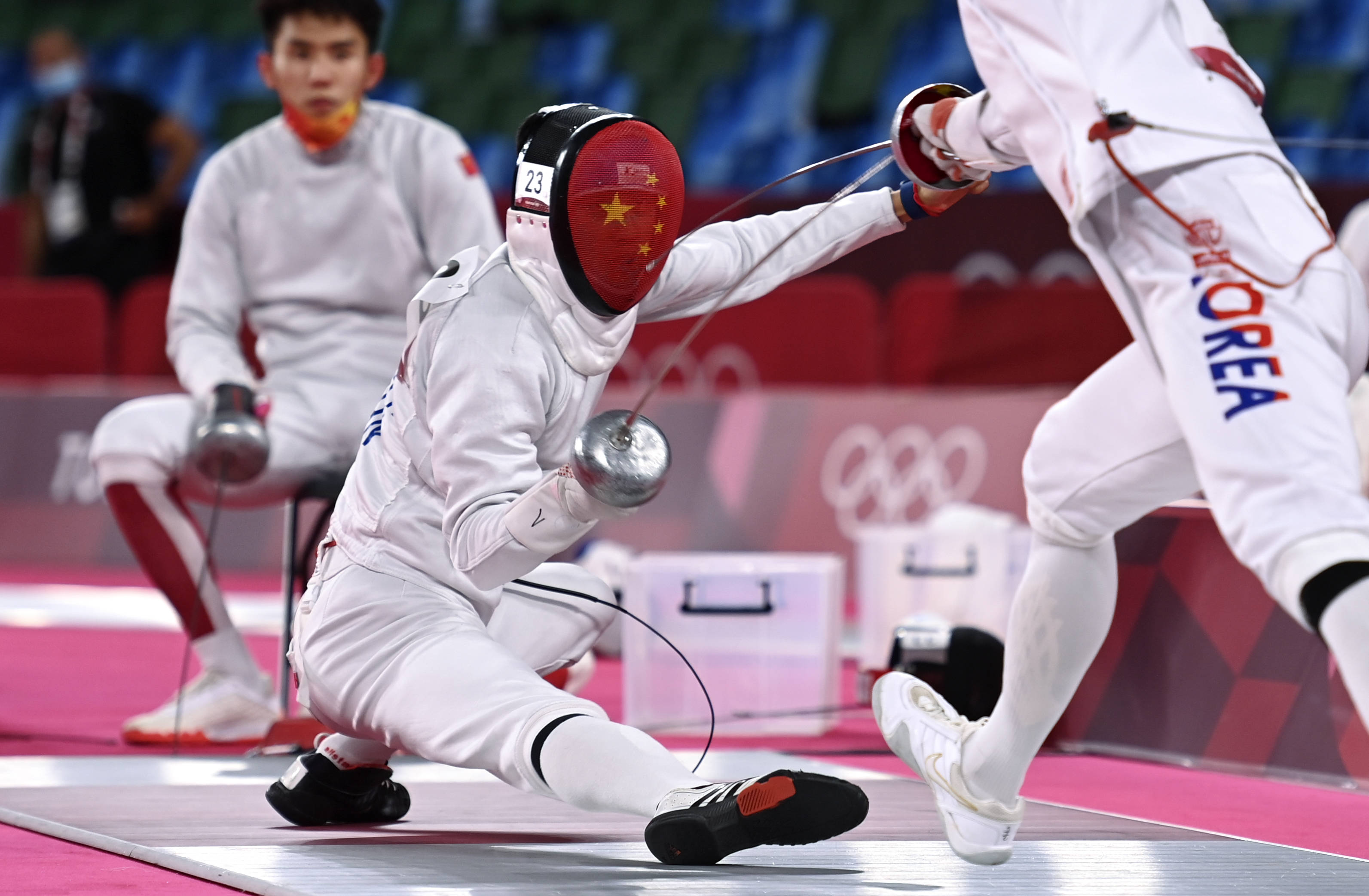 8月5日,中国选手李澍寰在男子击剑排名赛中庆祝.